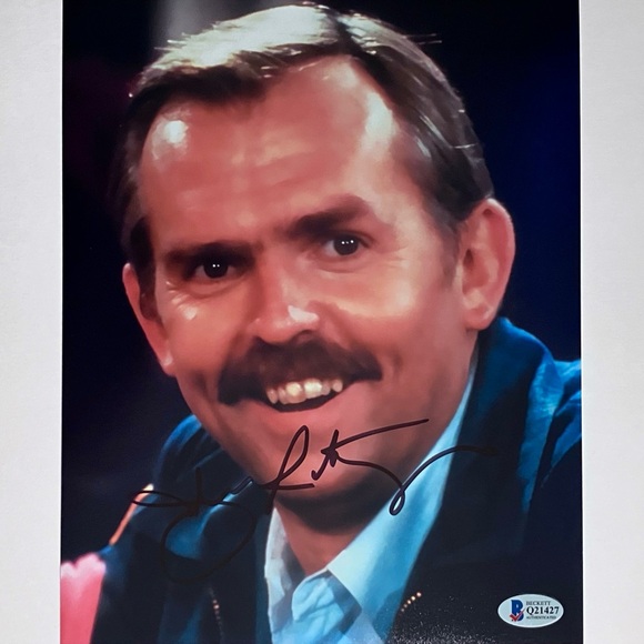 JOHN RATZENBERGER Signed 8x10 Photo / CLIFF CLAVIN On CHEERS / Beckett Certified - Picture 1 of 5